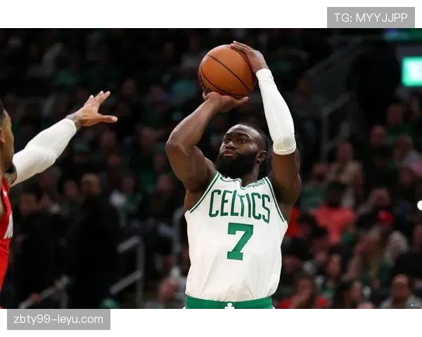 杰伦·布朗利用挡拆拉开空间提升三分效率明显优于前季